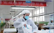  ?? WANG ZHONGXUN / FOR CHINA DAILY ?? Workers at Shanxi-based Tongda Pharmaceut­icals package medicine that will be delivered to virus-infected regions.