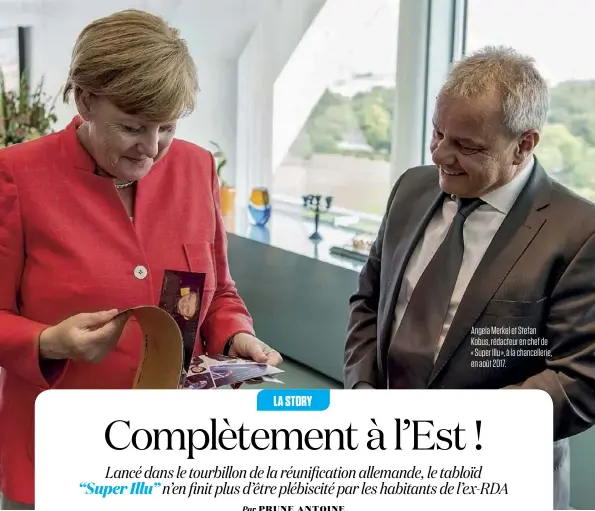  ??  ?? Angela Merkel et Stefan Kobus, rédacteur en chef de « Super Illu », à la chanceller­ie, en août 2017.