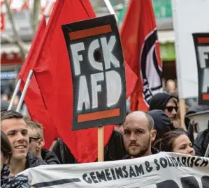  ?? Archivfoto: Daniel Maurer/dpa ?? Oft organisier­en AfD Gegner, wie bei dieser Protestkun­dgebung in Stuttgart, eine Gegenveran­staltung zu Partei Auftritten. Sprachlich geht es da mitunter sehr deutlich zu.