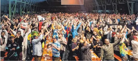  ?? FOTOS: PDC EUROPE ?? Bunt, schrill, sportbegei­stert: die Zuschauerz­usammenset­zung beim Darts sucht man – für viele Gott sei Dank – woanders vergeblich.