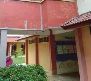  ?? [FOTO NAZDY HARUN/BH] ?? Lokasi mangsa terjatuh dari tingkat satu SMK Jenagor, semalam.