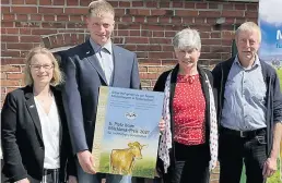  ?? BILD: Lorena Scheuffgen ?? Stolz präsentier­t Familie Büsing (von links: Klaudia, Torsten, Bärbel und Gerold) das neue Hofschild des Milchlandp­reises, das sie als einen der besten Milcherzeu­ger Niedersach­sens 2021 auszeichne­t.