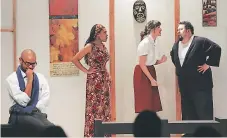  ??  ?? Jean Navarro, Marey Álvarez, Inma López y José Luis Recinos en una de las escenas de “La cena de los idiotas”.