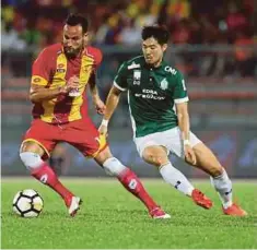  ??  ?? CRUZ (kiri) antara pemain import Selangor yang gagal menyerlah.