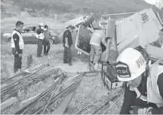  ??  ?? Percance. El tráiler quedó sobre la vía y con la carga regada, provocando así un caos vial.