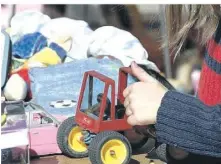  ?? FOTO: HERTGEN ?? Kleidung bis Größe 140 sowie Spielzeug und Bücher werden beim „Zwergenbas­ar“verkauft (Themenbild).