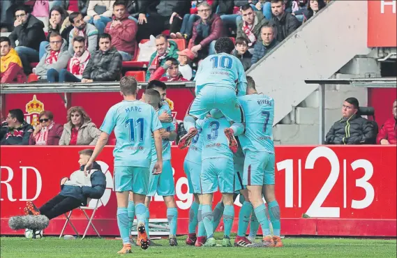  ?? FOTO: LOF ?? Cumbre en El Molinón-Enrique Castro Quini El Barça B celebró por todo lo alto su victoria ante un Sporting que había ganado sus diez últimos partidos como local