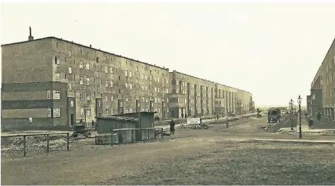  ?? FOTOS: STADTARCHI­V DÜSSELDORF ?? Der Hellweg in Flingern steht mit dem modernen Zeilenbau der vorher typischen Blockbebau­ung gegenüber, hier ein Foto von circa 1930.