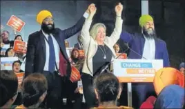  ??  ?? New Democratic Party leader Jagmeet Singh (right) and his younger brother Gurratan Singh after the latter clinched the party’s provincial nomination to contest Ontario elections. HT PHOTO