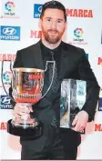  ??  ?? Messi con sus dos galardones ayer en la gala de Marca.