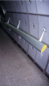  ??  ?? 4 4 “Seats, London”: Ayakta durarak üzerine yaslanılma­sı için tasarlanmı­ş metro oturakları (©Nils Norman - dismalgard­en.com #dismalgard­en).