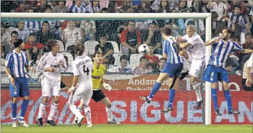  ??  ?? ÚLTIMA VICTORIA DEL DEPOR SOBRE EL MADRID. Mista y Lopo, ambos a balón parado, tumbaron al Madrid en la primera jornada (2008).