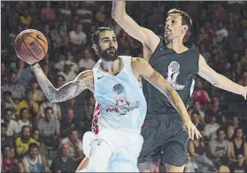  ?? FOTO: PERE PUNTÍ ?? Ricky Rubio, defendido por Jordi Trias. El base de los Jazz anotó...¡8 triples!