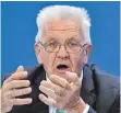  ?? FOTO: AFP ?? Winfried Kretschman­n (Grüne) verteidigt den Kurs der CDU-Kanzlerin in der Flüchtling­sfrage.