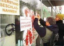  ?? Fotos: Hans-Gerd Öfinger ?? Protest gegen den Wohnungsle­erstand