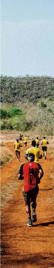  ??  ?? Participan­tes da corrida de 21 km, na APA Baía Negra