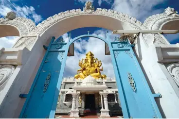  ??  ?? À la sortie de la ville, sur la route de Mysore, les Hindous ne manquent pas de faire une halte au temple dédié à Ganesh, le dieu à tête d’éléphant.