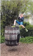  ?? FOTO: BRIGITTE GEISELHART ?? Der achteinhal­bjährige Louis zeigt, dass man an der Fassschauk­el auch kräftig klettern und viel Spaß haben kann.
