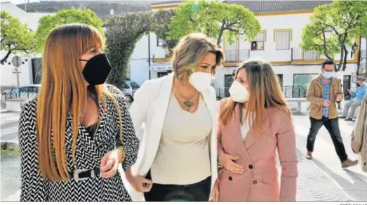  ?? RAMÓN AGUILAR ?? Susana Díaz e Irene García conversan ayer en El Bosque en presencia de la alcaldesa de esta localidad serrana, Pilar García.