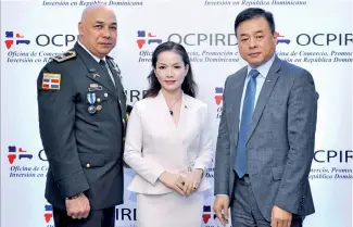  ?? FUENTE EXTERNA ?? Coronel Roberto Albino, Anne Long y Richard Wu Jia.