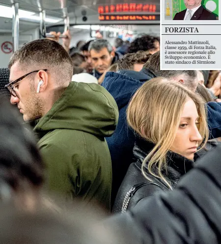  ?? (Fotogramma) ?? Folla
Dopo alcuni giorni di vagoni deserti, torna a riempirsi la metropolit­ana di Milano