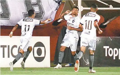  ?? ROMILDO DE JESUS/FUTURA PRESS/ESTADÃO CONTEÚDO ?? Jogadores do Botafogo comemoram um dos quatro gols do triunfo no Barradão, em Salvador (BA)