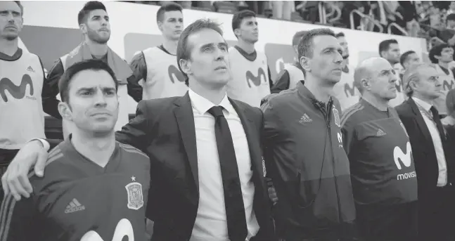  ?? Foto: EFE ?? Ex-Nationaltr­ainer und bald Real-Coach Julián Lopetegui lauscht mit Betreuerst­ab und Ersatzbank der Selección der Hymne beim Testspiel gegen die Schweiz.