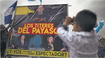  ??  ?? Protestas. Simpatizan­tes de la Comisión Internacio­nal Contra la Impunidad en Guatemala (CICIG) se manifiesta­n en la sede del organismo luego del anuncio de Jimmy Morales.