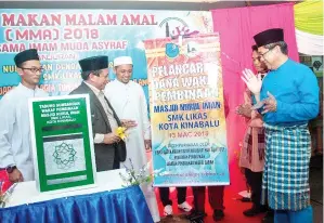  ??  ?? PELANCARAN Tabung Wakaf Pembinaan Masjid disempurna­kan oleh Kassim.