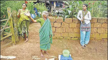  ?? ARIJIT SEN/HT ?? Women of Chennashet­ty Koppa village say they comply with the ageold tradition and move out of their homes not out of devotion but due to fear.