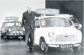  ??  ?? Alec Issigonis. El creador del Mini junto a la primera unidad de 1969.