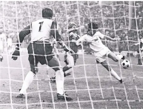  ?? FOTO: HORSTMÜLLE­R ?? Das Tor, das jeder mit ihm verbindet: Hans-Jörg Criens erzielt im DFB-Pokal-Halbfinale 1984 das 5:4 gegen Werder Bremen.