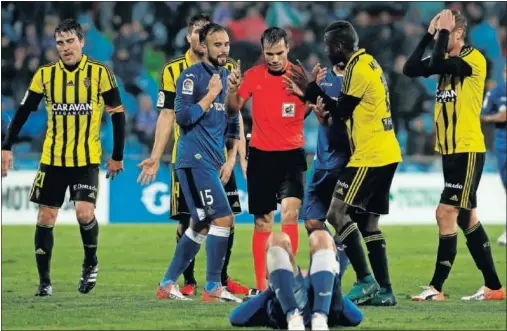  ??  ?? PROTESTA. Bagnack se queja del penalti que le pitaron el domingo en Getafe, Zapater se lamenta y Barrera se echa las manos a la cabeza.