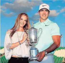  ??  ?? Der neue US- Open- Champion Brooks Koepka strahlte mit Freundin Jena Sims über seine erste Trophäe bei einem Major.