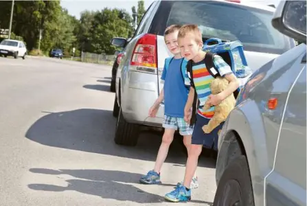  ?? Foto: stock.adobe.com/sabine hürdler ?? Schulweg durch die frische Luft statt Elterntaxi­s und Verkehrsch­aos: Eine bundesweit­e Herausford­erung soll Grundschül­er selbststän­diger werden lassen.