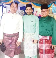  ??  ?? YAZID (kanan) dan Rafie (kiri) bergambar bersama Nik Nazri yang hadir pada majlis itu.