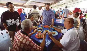  ??  ?? NUR Jazlan (tengah) beramah mesra dengan penduduk Taman Cempaka, semalam.