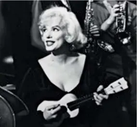  ??  ?? EL personaje de Sugar Kane lo inmortaliz­ó Marilyn Monroe en la película “Some Like it Hot”, en 1959 junto a Tony Curtis y Jack Lemmon. Hoy, Griselda, le pone el cuerpo y el ukelele a una de las puestas teatrales más fuertes del año. Su look, tributo a...