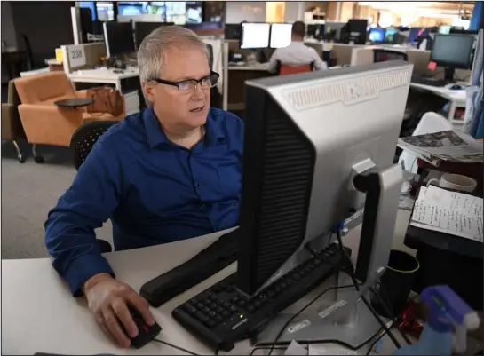  ?? ANDY CROSS — THE DENVER POST ?? Reporter Kirk Mitchell at his desk in The Denver Post’s newsroom in 2017. He died this week at his home in Lancaster, Pa. He was 64.