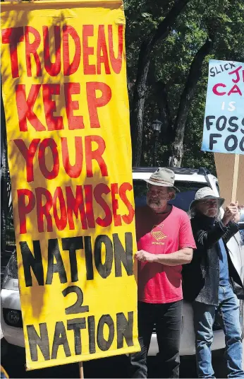  ?? KEVIN KING/FILES ?? Demonstrat­ors protest the Trudeau Liberals’ purchase of the Kinder Morgan project in Winnipeg. The federal government hopes the export pipeline expansion will open new markets for Canadian oil.