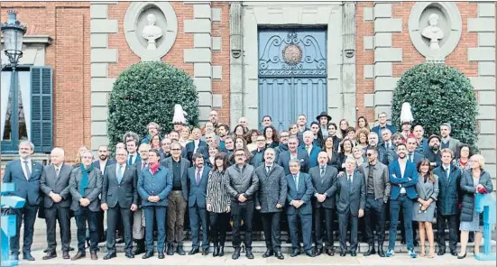  ?? ENRIC FONTCUBERT­A / EFE ?? El teniente de alcalde de Barcelona, Jaume Collboni, presidió la fotografía de grupo durante la recepción, ayer a mediodía, en el Palauet Albéniz