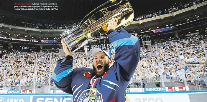  ??  ?? Historický okamžik Liberec v minulé sezoně poprvé dosáhl na extraligov­ý titul. S pohárem si užívá brankář Ján Lašák. Foto: Michal Šula, MAFRA