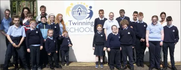  ??  ?? Pupils with teachers Andy Lehane, Tanya McMahon and Glenda McKeown (eTwinning Ambassador).