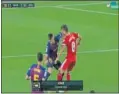  ??  ?? BARÇA-GIRONA. Gil Manzano expulsó a Lenglet tras comprobar un codazo a un contrario.