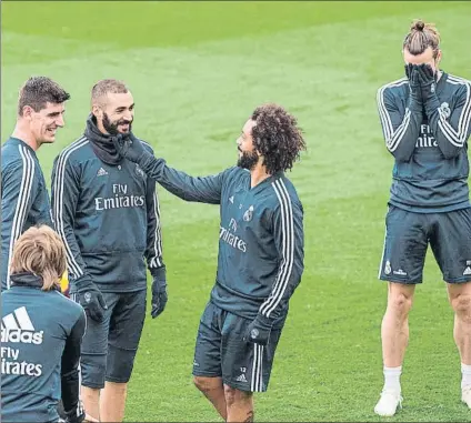  ?? FOTO: EFE ?? Courtois, Benzema y Marcelo bromearon en la sesión de ayer mientras Bale se tapaba la cara En el Real Madrid vuelven a sonreír