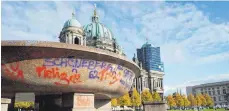  ?? FOTO: JÖRG CARSTENSEN/DPA ?? Luigi Cherubini: Messe solennelle in d-Moll;
Schmierere­ien verunziere­n die Granitscha­le im Lustgarten vor dem Alten Museum in Berlin.