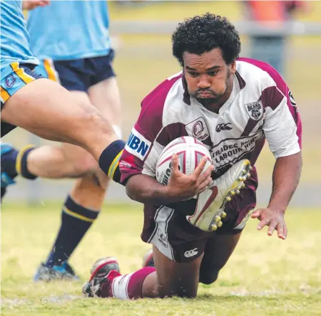  ?? Picture: DARREN ENGLAND ?? Smart-thinking footballer Rob Apanui scores a try for Burleigh against the Norths Devils in 2005.