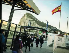  ?? EFE ?? Un grupo de españoles se dirige a Gibraltar
