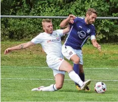  ?? Foto: Oliver Reiser ?? Kaum zu halten war der aus Adelsried stammende Schwaben Kapitän Maximilian Löw. Hier versucht es Aystettens Neuzugang Benedikt Schmoll.