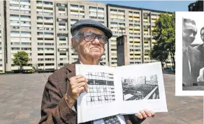  ??  ?? El ex reportero gráfico de EL UNIVERSAL, Jesús Fonseca, muestra el libro en el que aparecen sus fotografía­s sobre el movimiento. 1968. Un archivo inédito,